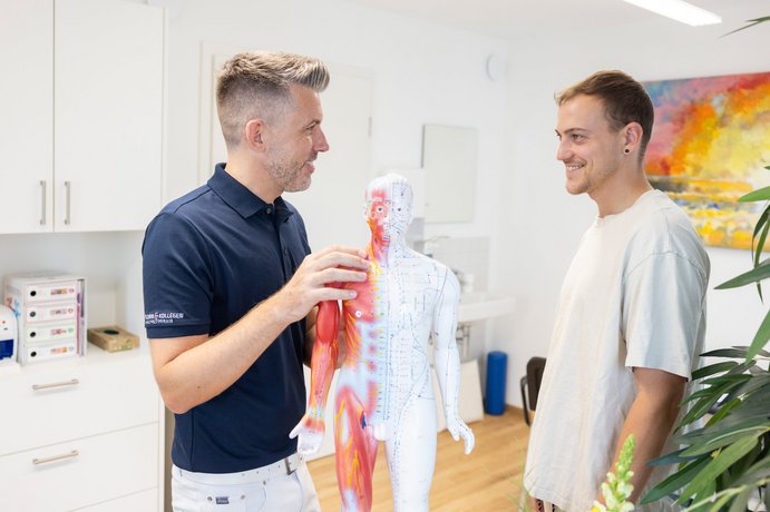 Arztgespräch Dr. Schön im Arztgespräch mit einem Patienten