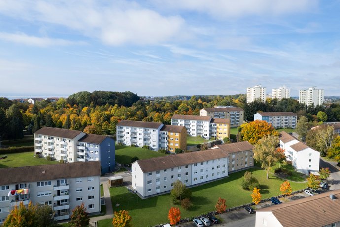 Moderne SWG-Wohnsiedlung aus der Luft Weitwinkelaufnahme moderner Wohngebäude mit grünen Freiflächen und Parkmöglichkeiten.