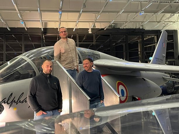 Weihnachtsfeier im Dornier Museum Zwei Männer zwischen Oldtimer Flugzeugen im Dornier Museum