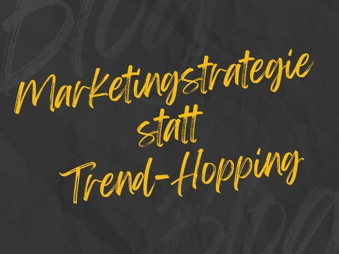 Durchdachte Marketingstrategie statt Aktionismus Gelbe Schrift auf dunklem Hintergrund mit dem Zitat „Durchdachte Marketingstrategie statt blinder Aktionismus“ in handschriftlicher Typografie.