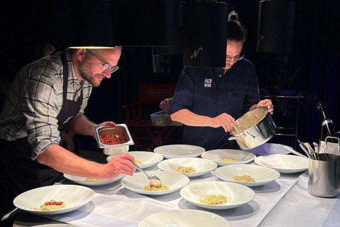 Gemeinsames Kochen in der Küche Personen bereiten in einer Küche gemeinsam Speisen zu.