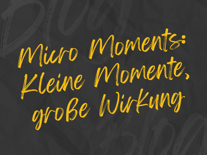 Micro Moments: Kleine Momente, große Wirkung Grafik mit dem Text „Micro Moments: Kleine Momente, große Wirkung“ in gelber, handschriftlicher Schrift auf einem schwarzen Hintergrund.