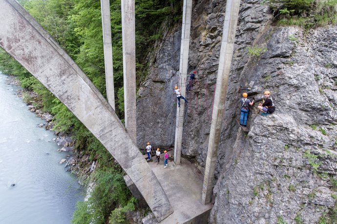 Hängebrücke über Bergschlucht AB3 Team am Klettersteig beim Abseilen