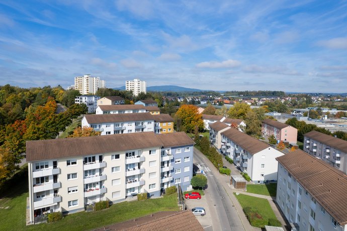 Neubaugebiet der SWG aus der Vogelperspektive Luftaufnahme eines neugebauten Wohnquartiers mit mehreren Gebäuden und Grünflächen.
