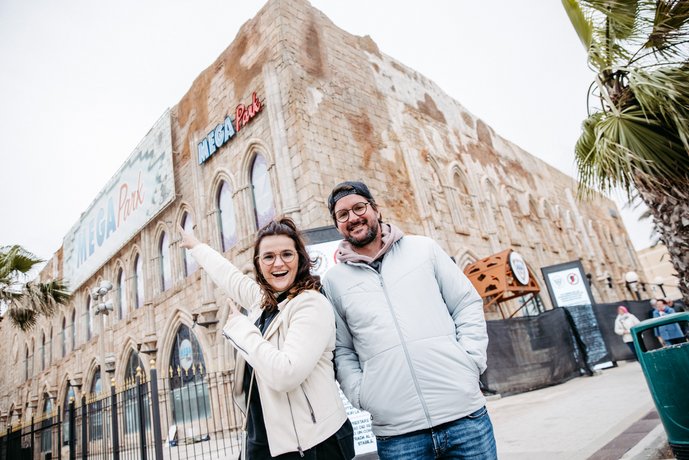 Stadtbesuch in mediterranem Flair Marvin Lang und Katharina Nold vor dem Mega Park am Ballermann