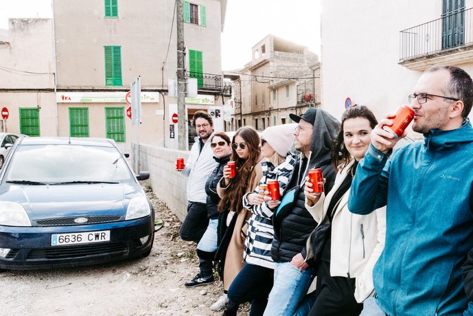 Stadtbummel in südländischer Kulisse Coole Gang von AB3 Mitarbeitern an Mauer in Binissalem auf Mallorca mit Auto im Hintergrund