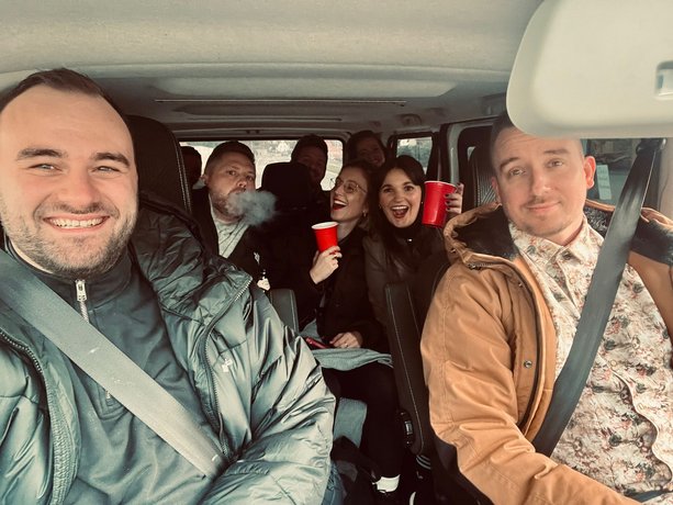 Fröhliche Autofahrt Team lächelt in die Kamera bei einer gemeinsamen Autofahrt